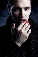 /album/fotogaleria/a101141925-man-vampire-with-blood-on-hands-jpg/